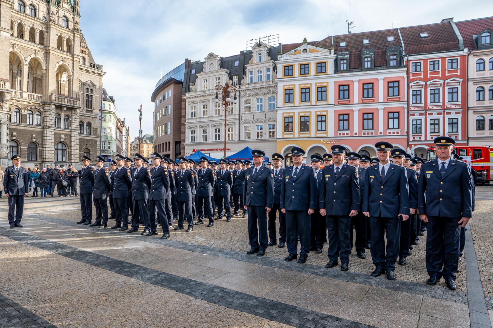 Foto ze slavnostního ceremoniálu před libereckou radnicí