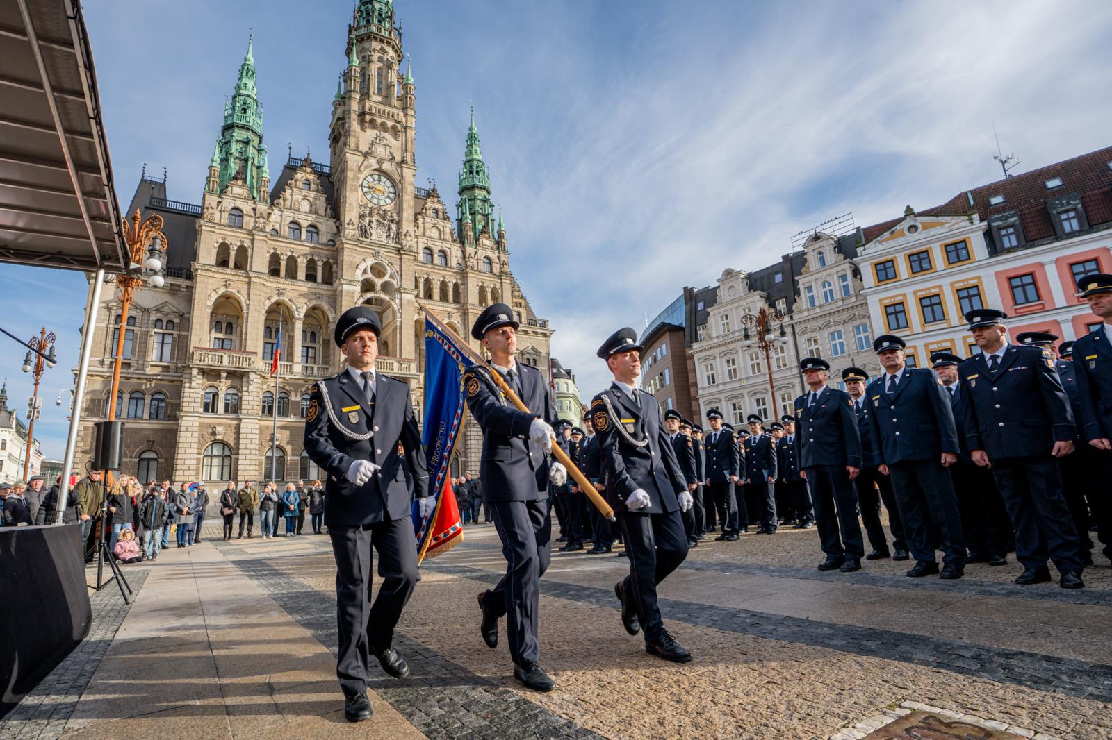 Foto ze slavnostního ceremoniálu před libereckou radnicí