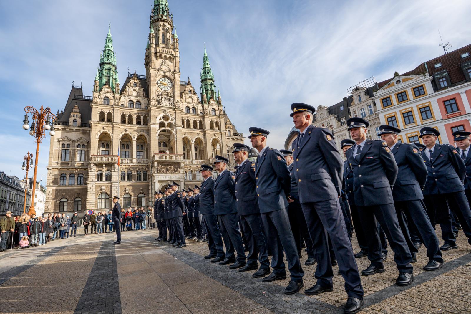 Foto ze slavnostního ceremoniálu před libereckou radnicí