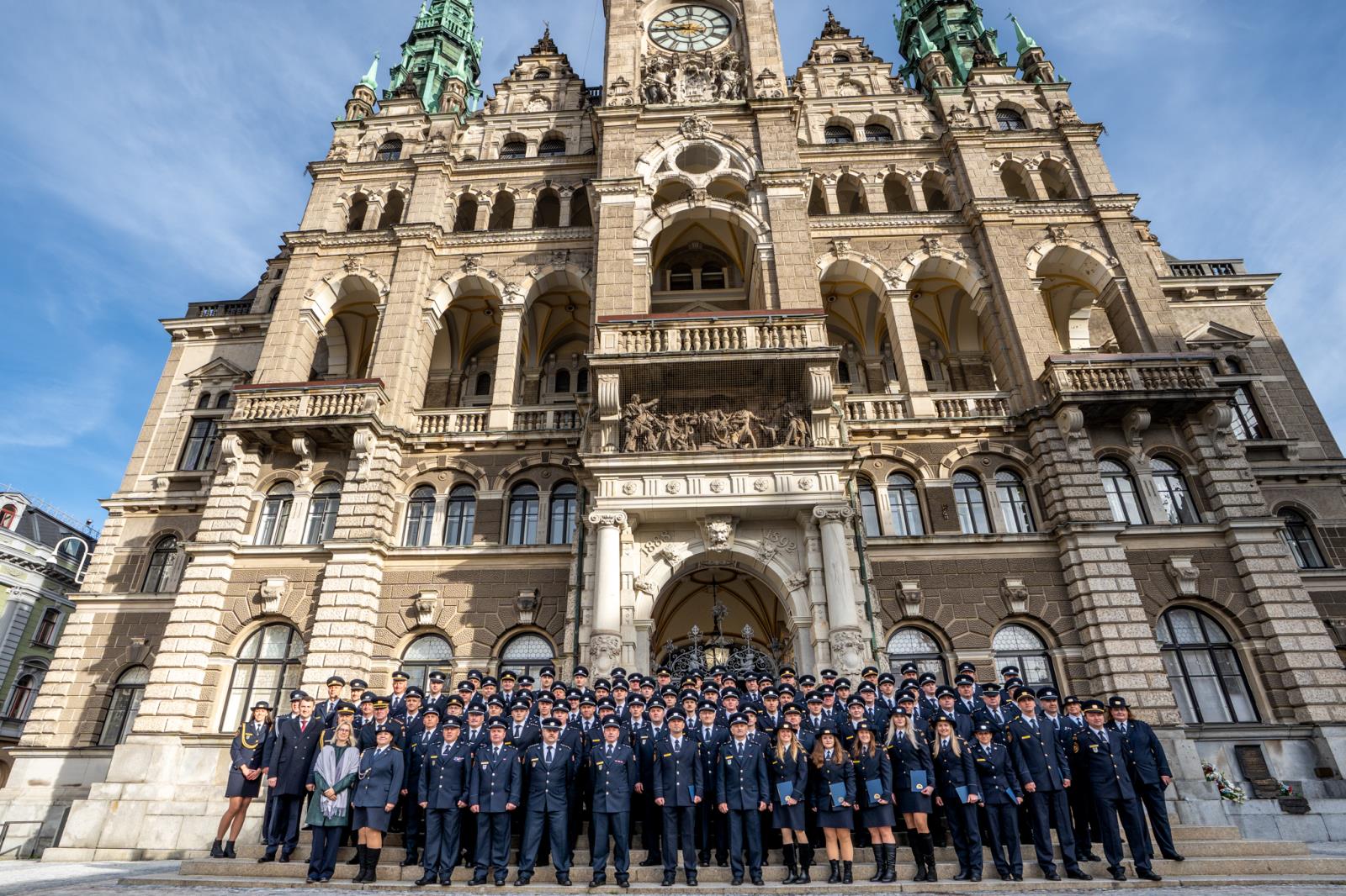 Foto ze slavnostního ceremoniálu před libereckou radnicí