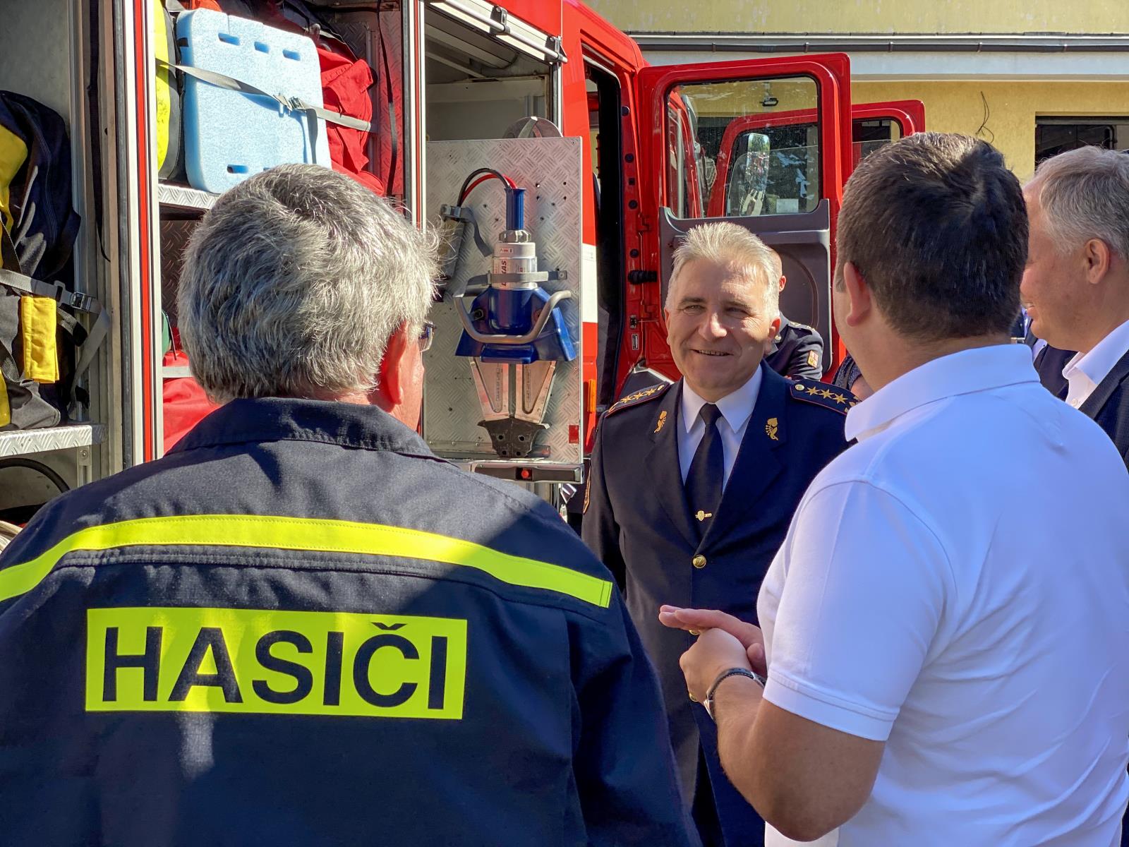 Generální ředitel Drahoslav Ryba s ministrem vnitra při prohlídce techniky.jpg