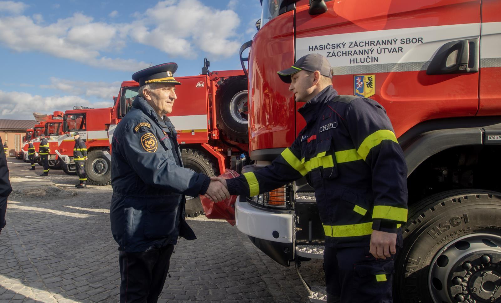 Generální ředitel Drahoslav Ryba_na ZÚ HZS ČR při prohlídce techniky.jpg