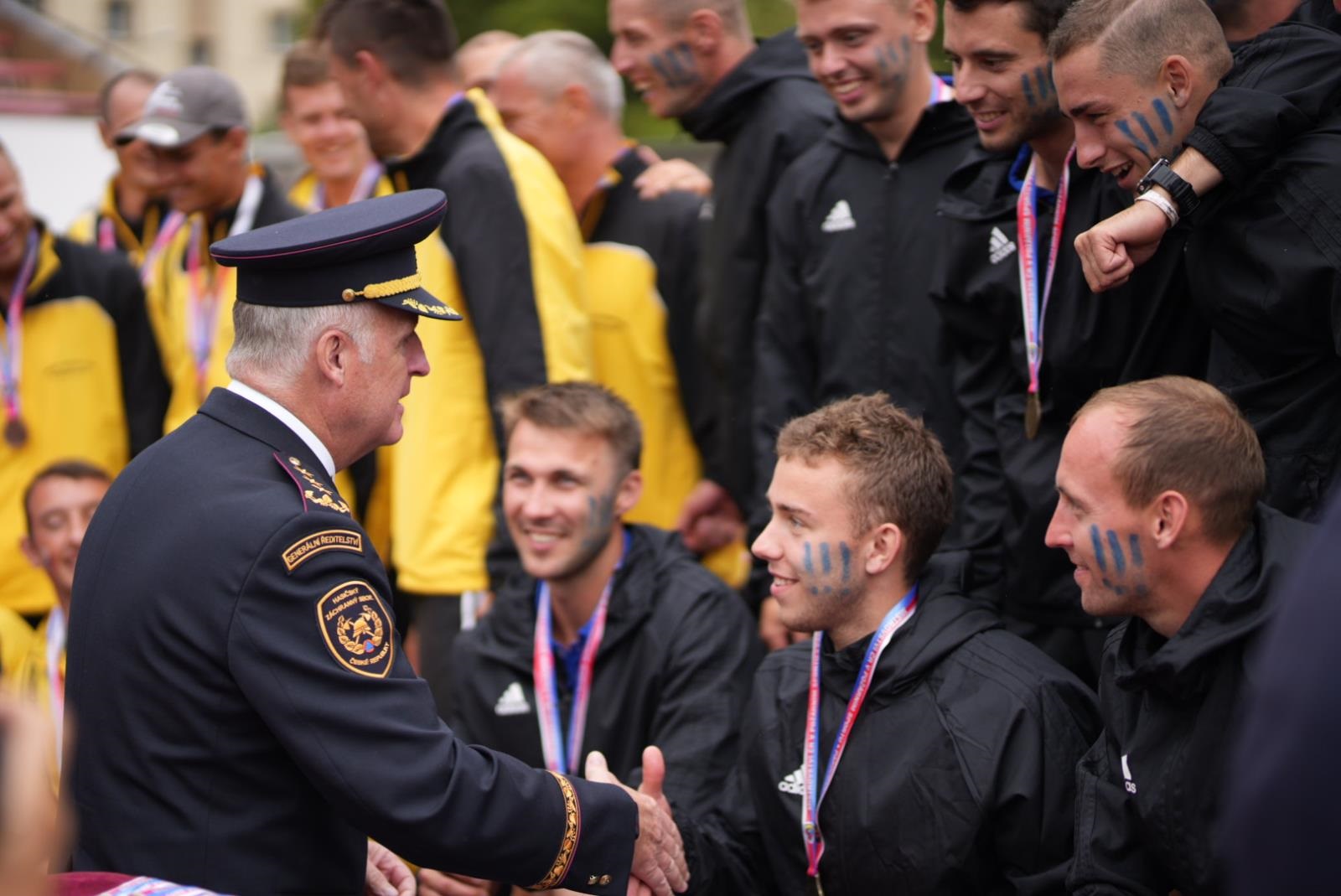 Generální ředitel HZS ČR generálporučík Vladimír Vlček blahopřeje vítězům.jpg