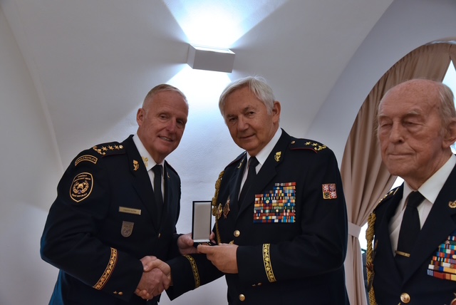 Generální ředitel ocenil osobnosti spojené se vznikem HZS ČR u příležitosti jeho 25. výročí