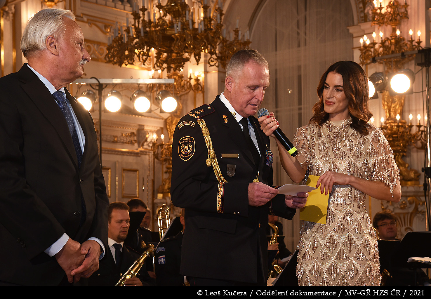 Hasič roku 2020_generální ředitel HZS ČR vyhlašuje vítěze kategorie Hasič roku.JPG