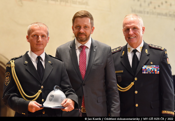 Hasič roku 2021_1. místo_kpt. Richard Franc s ministrem vnitra a generálním ředitelem HZS ČR .jpg