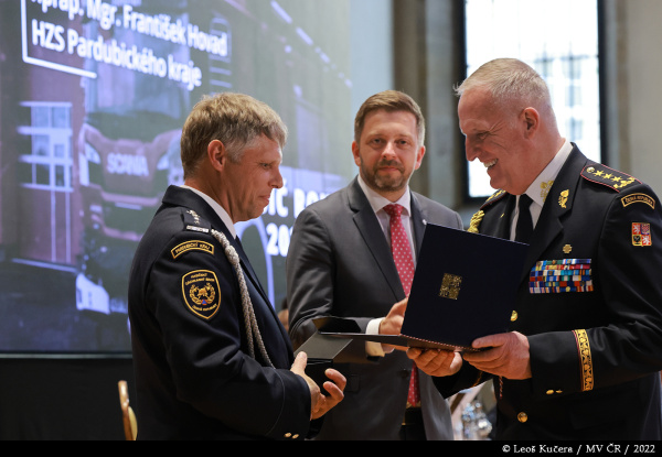 Hasič roku 2021_2. místo_nprap. František Hovad přebírá ocenění od generálního ředitele HZS ČR.JPG