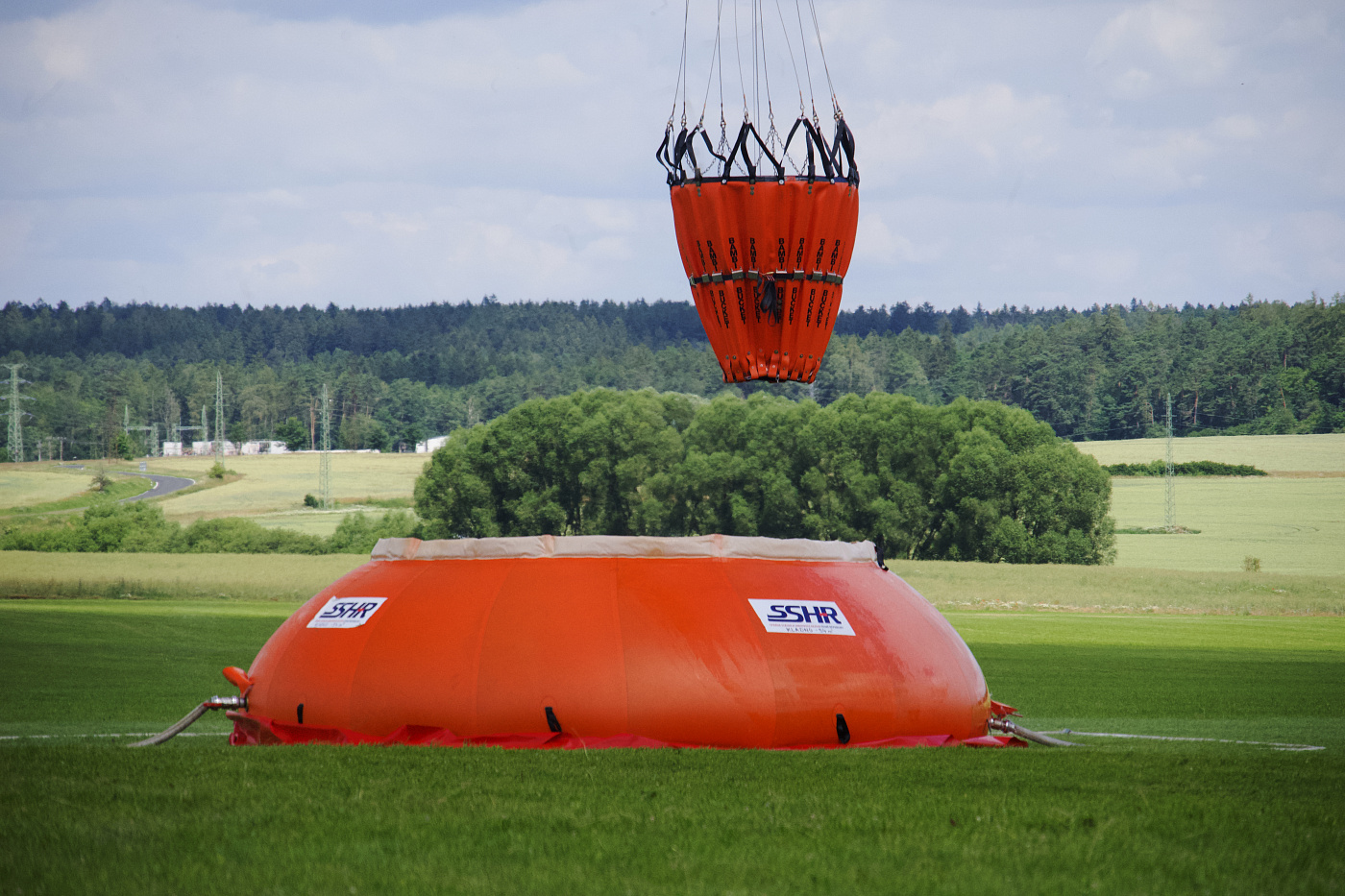 Hasiči absolvovali první letošní výcviky s vrtulníkem pro letecké hašení