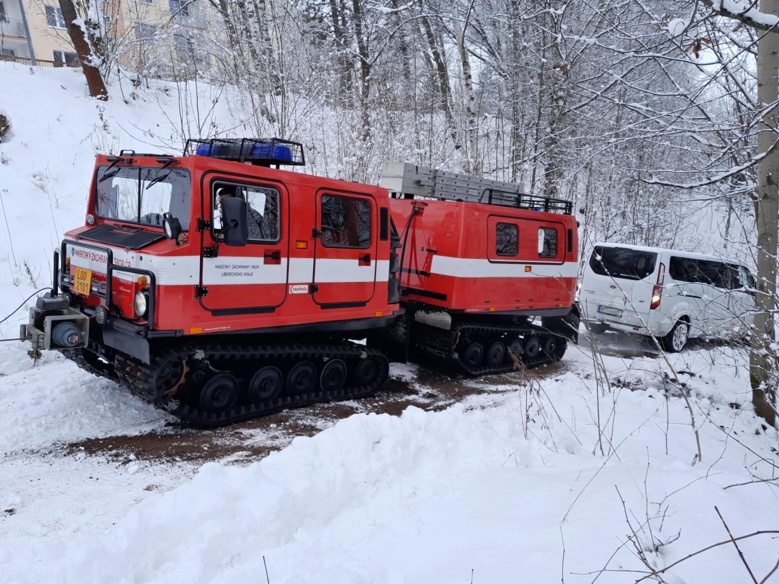 Hasiči při zásahu využili pásové vozidlo