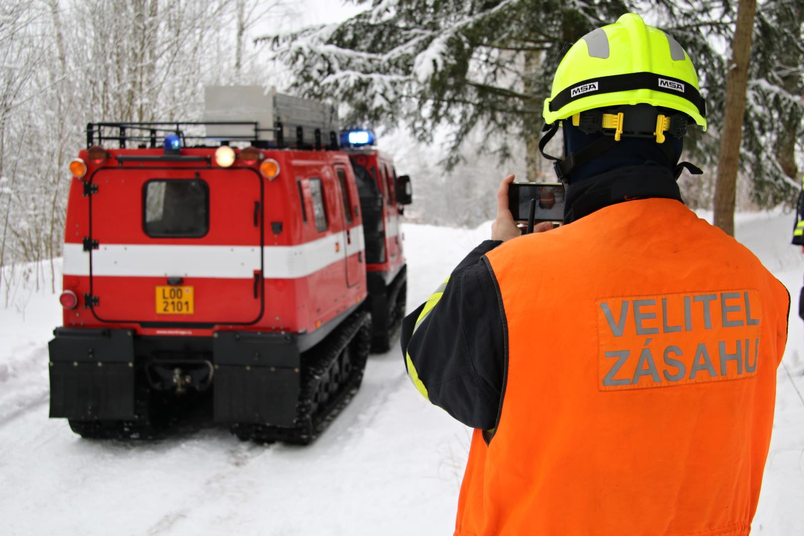 Hasiči při zásahu využili pásové vozidlo