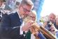 Hejtman Ústeckého kraje Jan Schiller připevňuje stuhu na prapor 