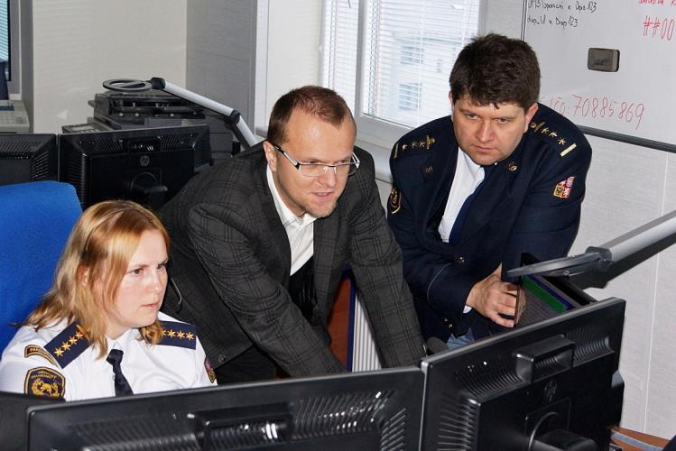Hejtmana kraje zajímalo odbavování hovorů na tísňové lince 112