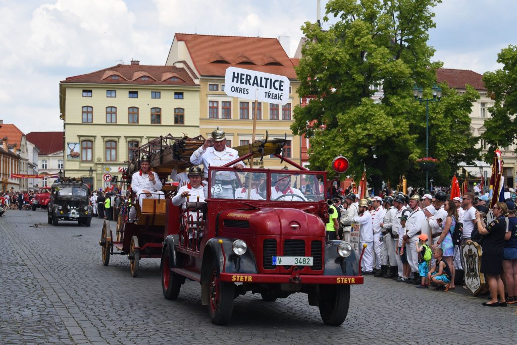 Historické hasičské vozy v průvodu - v čele hasiči z Heraltic.jpg