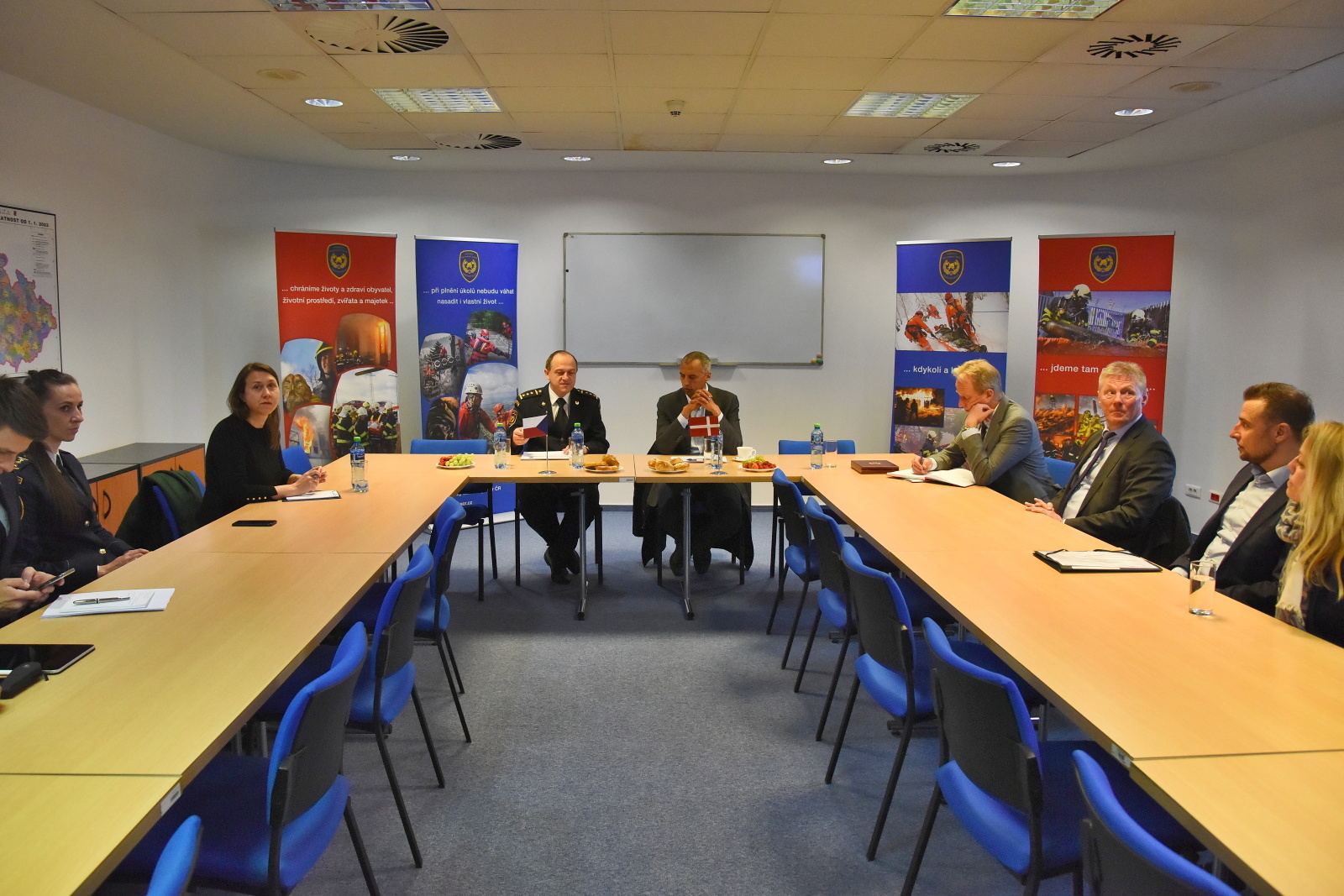 Hosté z Dánska a zástupci HZS ČR při prezntaci.JPG