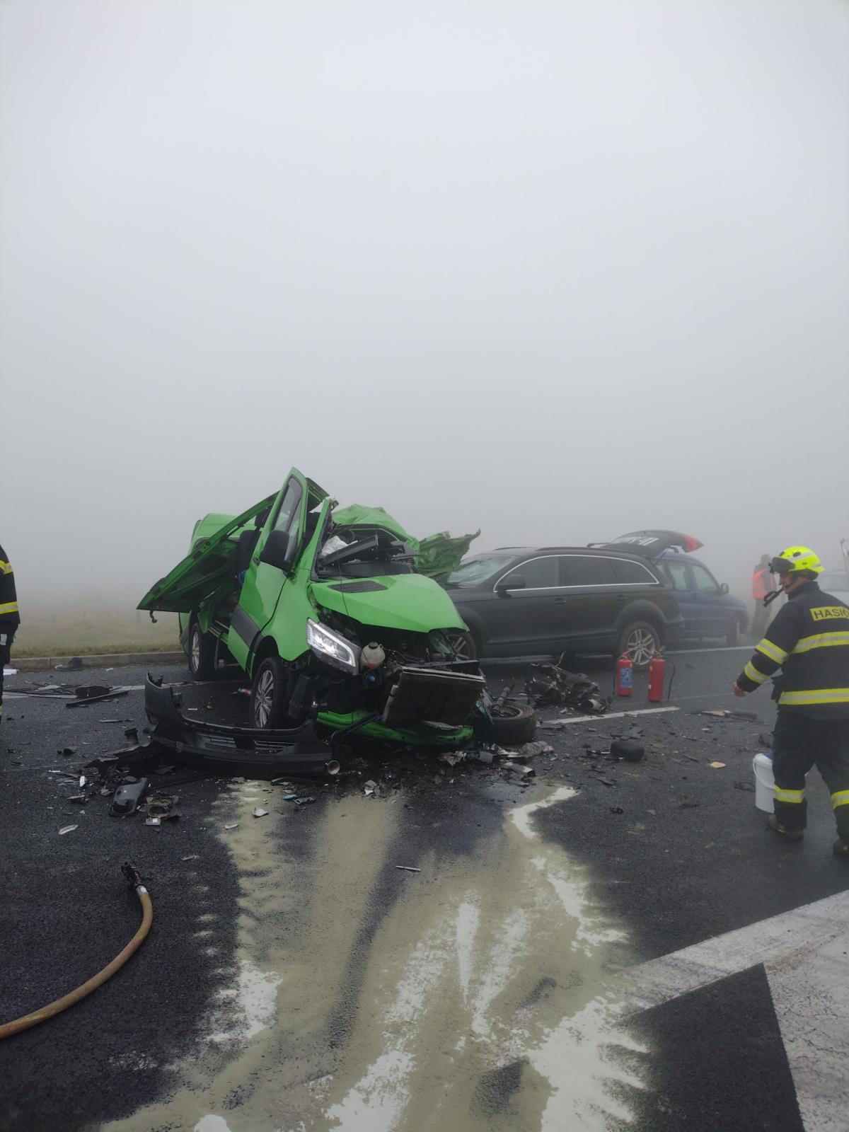 Hromadná dopravní nehoda na silnici I/7 u obce Křimov na Chomutovsku.