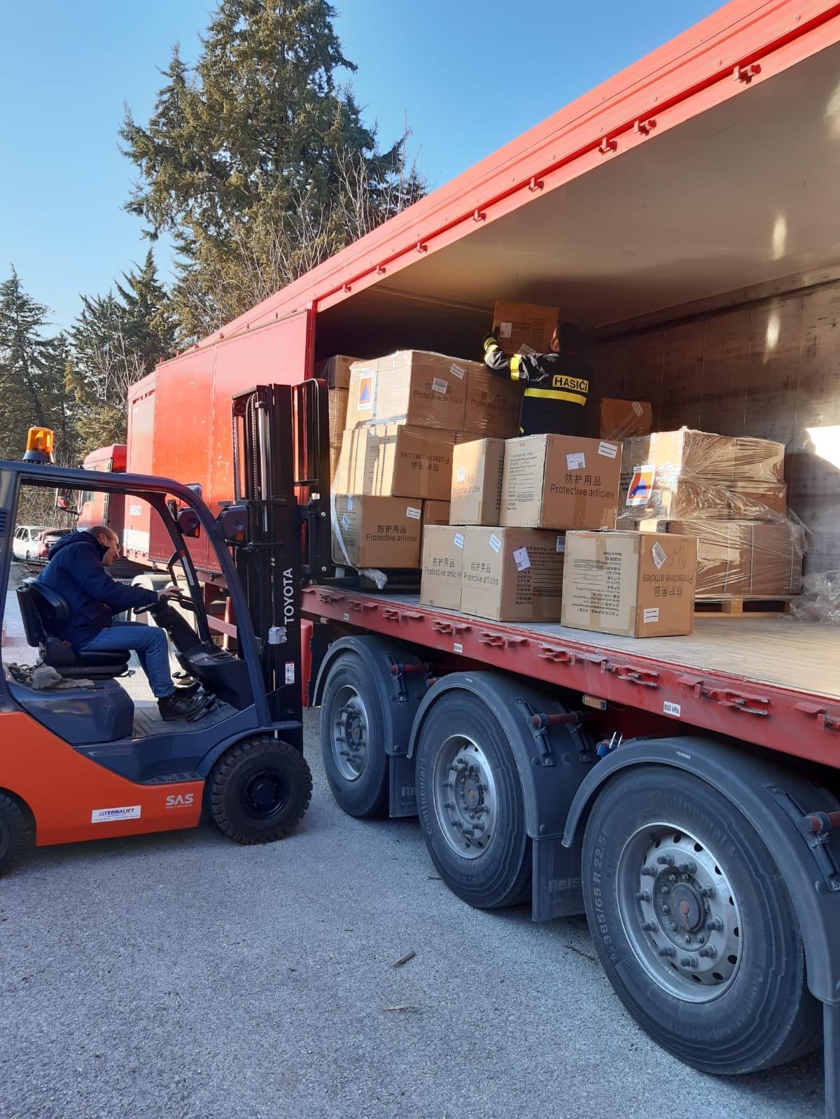 Humanitární pomoc Severní Makedonii_vykládka materiálu (2).JPG