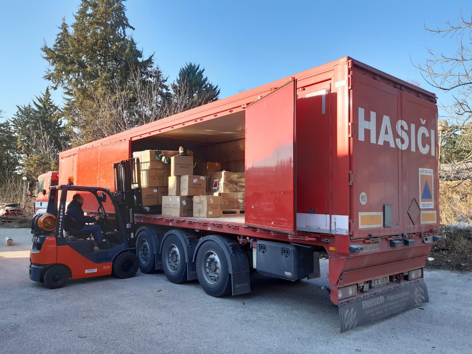 Humanitární pomoc Severní Makedonii_vykládka materiálu.JPG