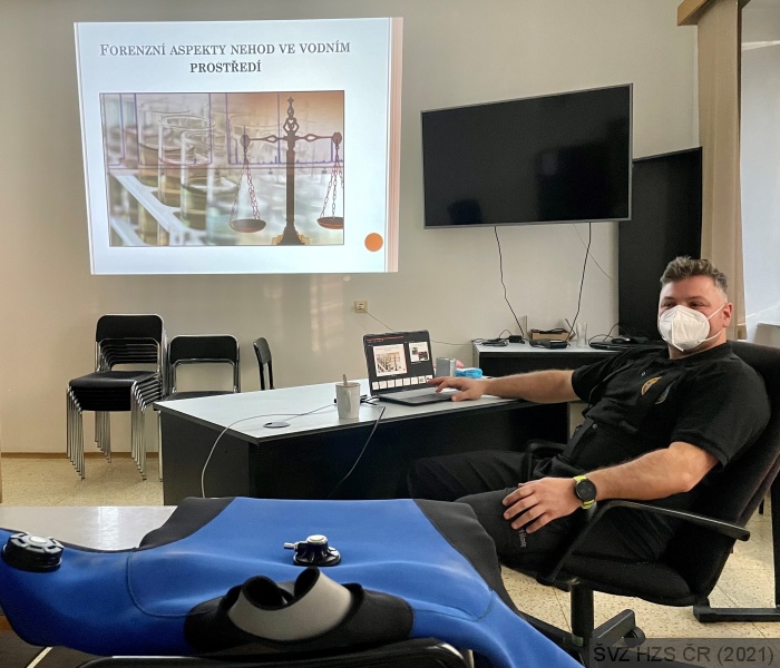 Instruktor kpt. Mgr. Jiří Urban během přednášky.jpg
