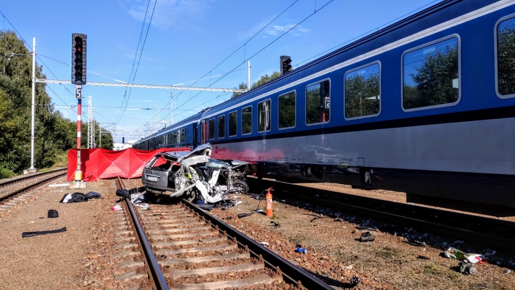 JČK_DN_následky střetu vlaku a osobního vozidla ve Velešíně.jpg