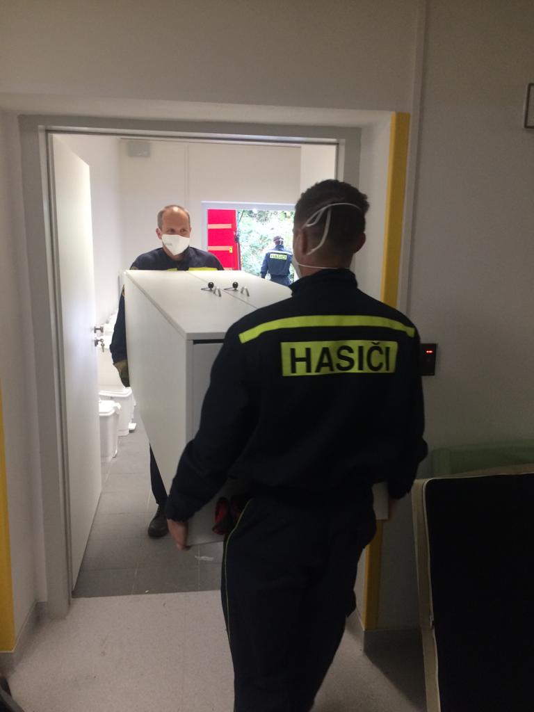 JČK_pomoc při rozšiřování kapacit nemocnic_hasiči stěhují nábytek.jpg