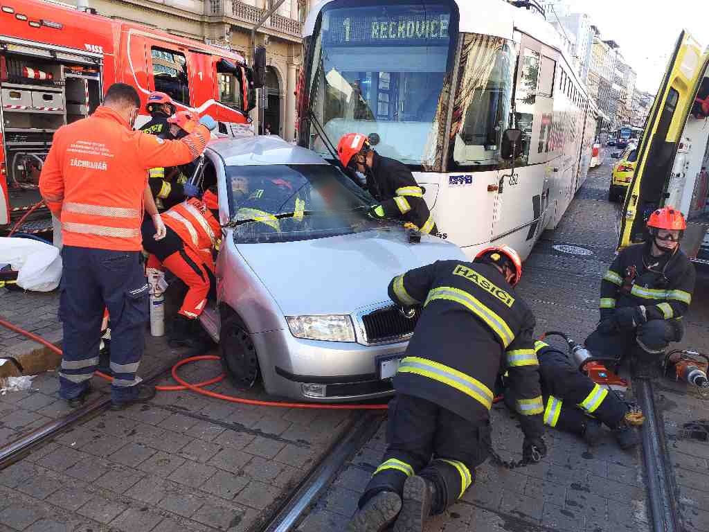 JMK_DN tramvaje a osobního vozu_vyprošťování zaklíněného řidiče.jpg