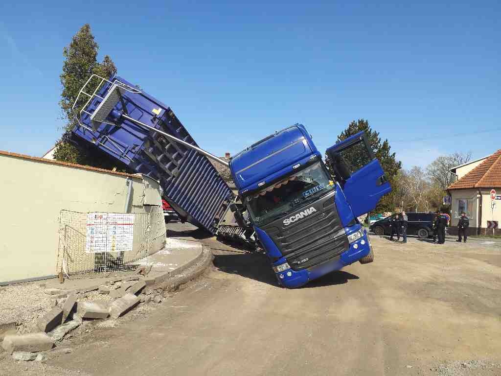JMK_Pohled na havarovaný nákladní vůz_návěs zůstal viset na zdi hřbitova.jpg