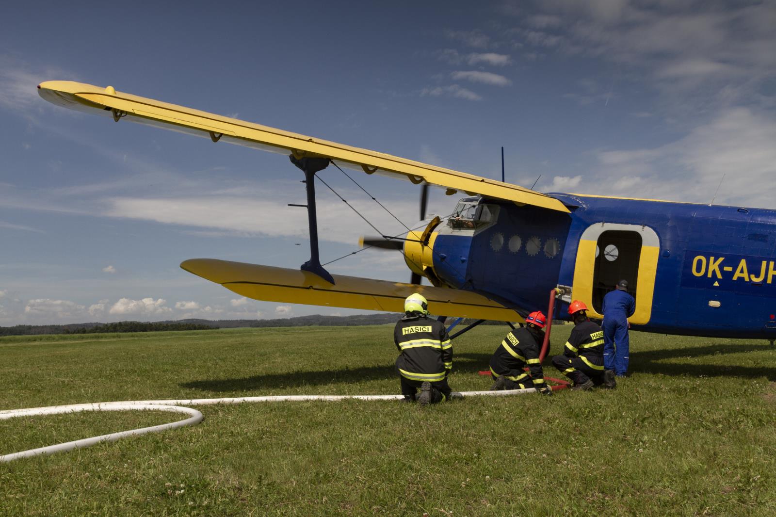 JMK_výcvik - plnění hasícího vaku a letadla_hasiči plní nádrž na vodu v letadle.jpg