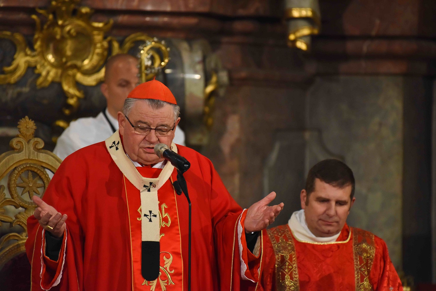 Jeho Eminence, Dominik kardinál Duka OP při mši svaté (3).jpg
