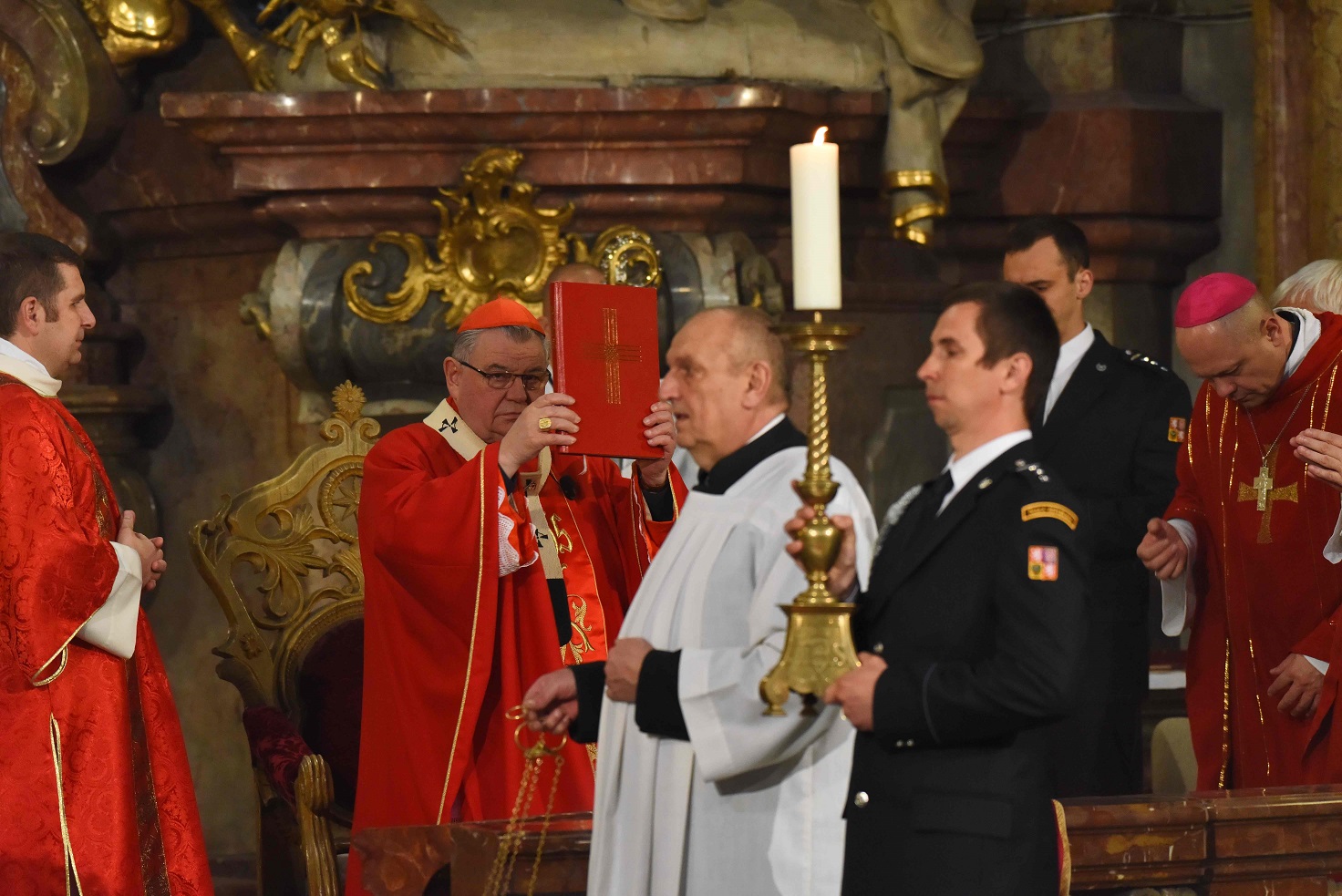 Jeho Eminence, Dominik kardinál Duka OP při mši svaté (5).jpg