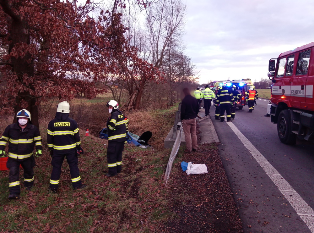 KHK_DN_po středu 2 osobních aut skončilo 1 v náhonu_hasiči se snaží dostat auto zpět na vozovku.jpg