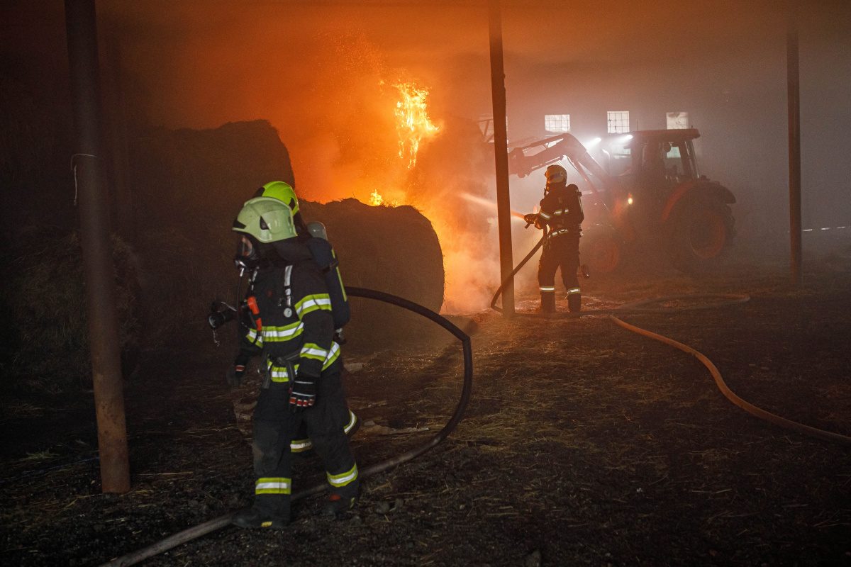 KHK_Požár skladovací haly s balíky sena a slámy_hasiči při zásahu v hale.jpg