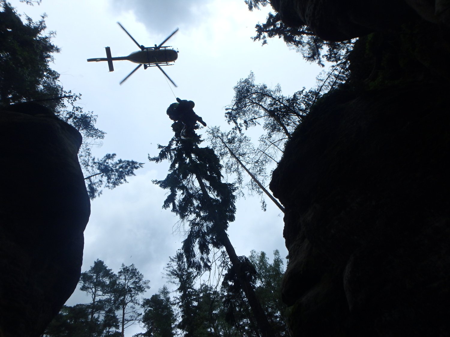 KHK_Transport zraněné osoby z Adršpašských_vrtulník.jpg