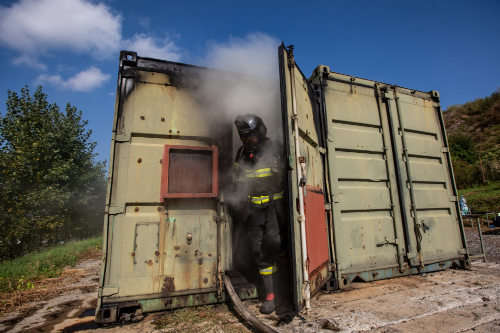 KHK_Trénink ve Flashover kontejneru_pohled na hasiče vycházejícího z Flashover kontejneru.jpg