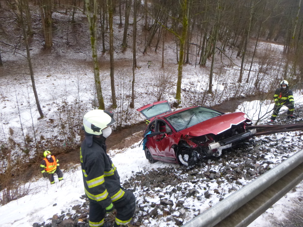 KHK_vozidlo sjelo ze srázu do potoka_hasiči tahají vůz zpět na vozovku.jpg