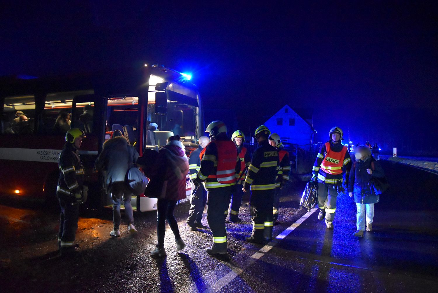 KVK_DN_do auta na přejezdu narazil projíždějící rychlík_hasiči evakuují cestující.jpg