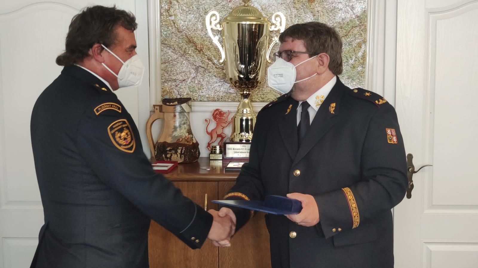 Karel Slapnička přebírá pamětní plaketu od krajského ředitele HZS Plzeňského kraje.jpg