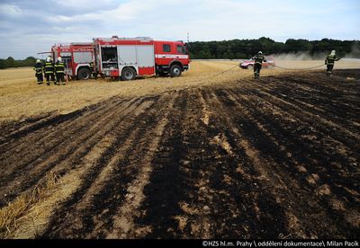 Ke kolodějskému zámku 2015 požár pole foto HZS hl. m. Prahy
