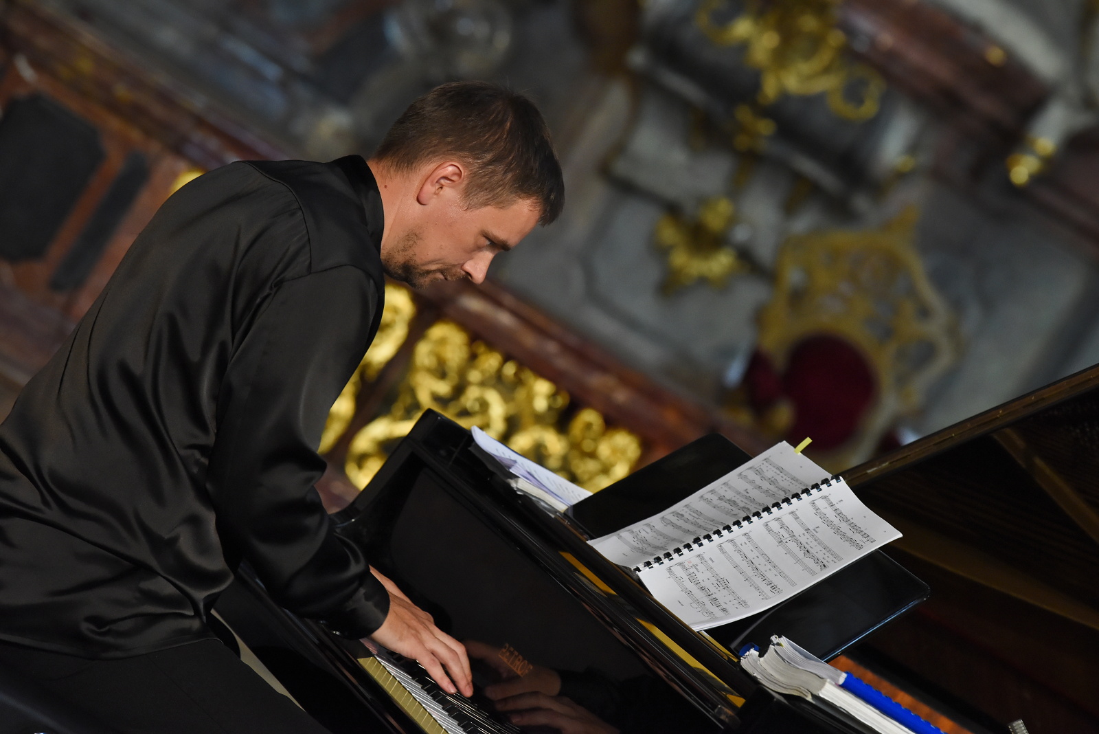 Klavírista Juraj Čiernik z Národního divadla Moravskoslezského doprovázející zpěváky na klavír.JPG