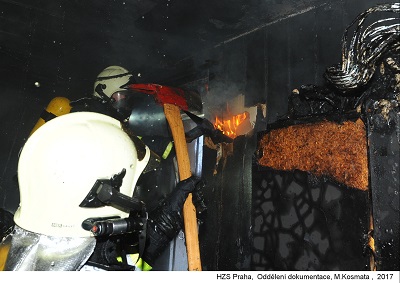 Likvidace požáru v roce 2017, foto hasiči HZS hl. m. Prahy.jpg