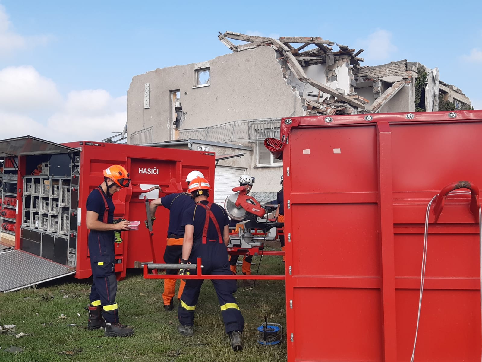 Likvidační práce v oblasti Břeclavska a Hodonínska po řádění tornáda