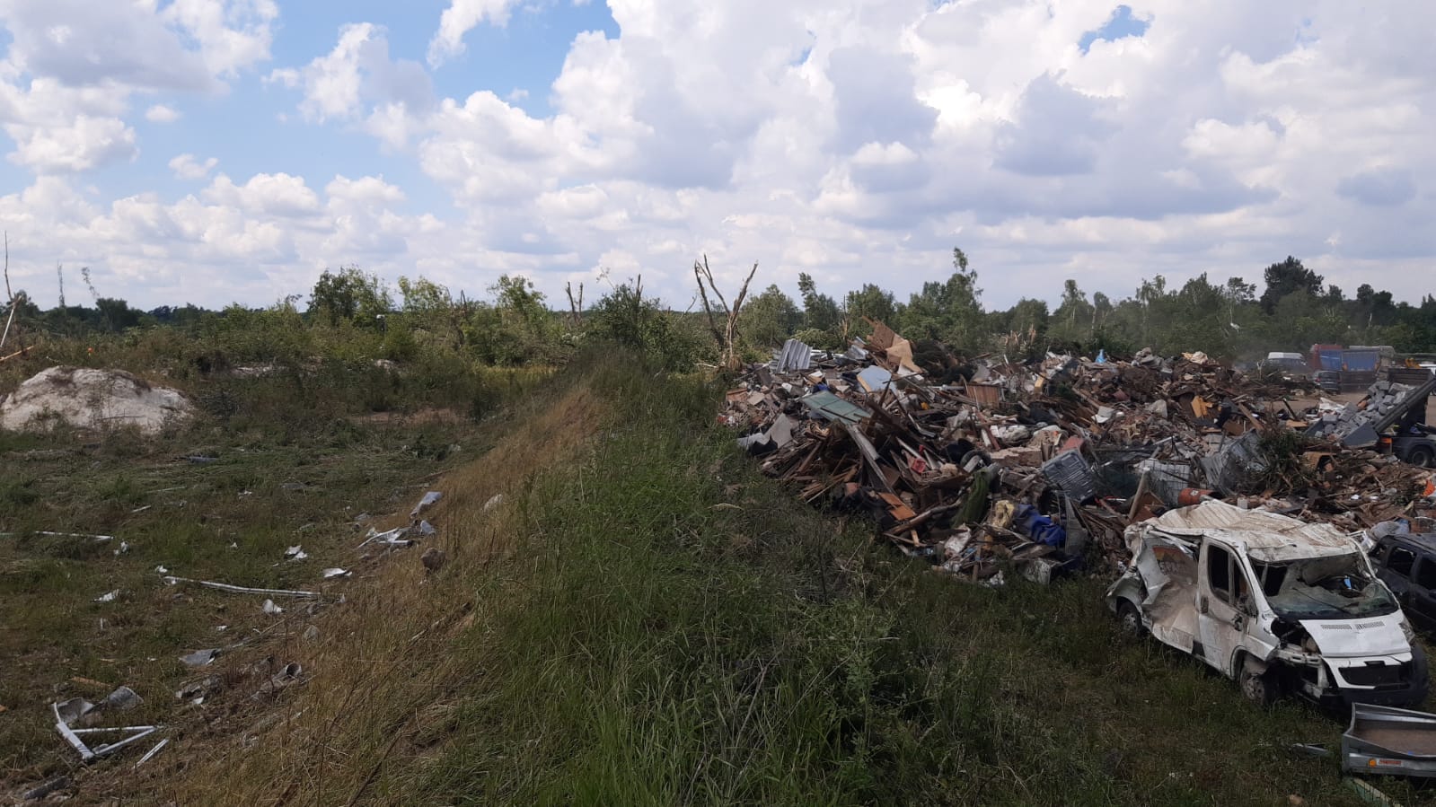 Likvidační práce v oblasti Břeclavska a Hodonínska po řádění tornáda