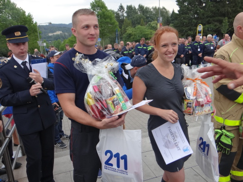 MCRvyprostovani_rozhodcia2figuranti (1).JPG