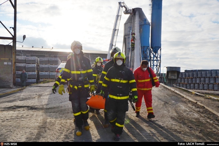 MSK záchrana muže ze sila_hasiči na nosítkách nesou zraněného muže k vrtulníku.jpg