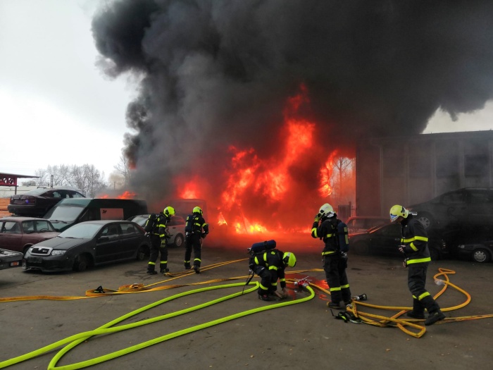 MSK_Požár průmyslového areálu v Ostravě-Kunčicích_pohled na zasahující hasiče.jpg