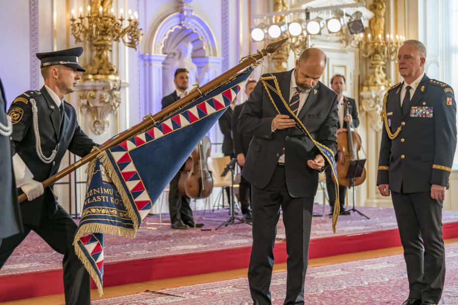 MUDr. Petr Kolouch připevňuje na prapor stuhu věnovanou HZS ČR od ZZS hl. m. Prahy.jpg