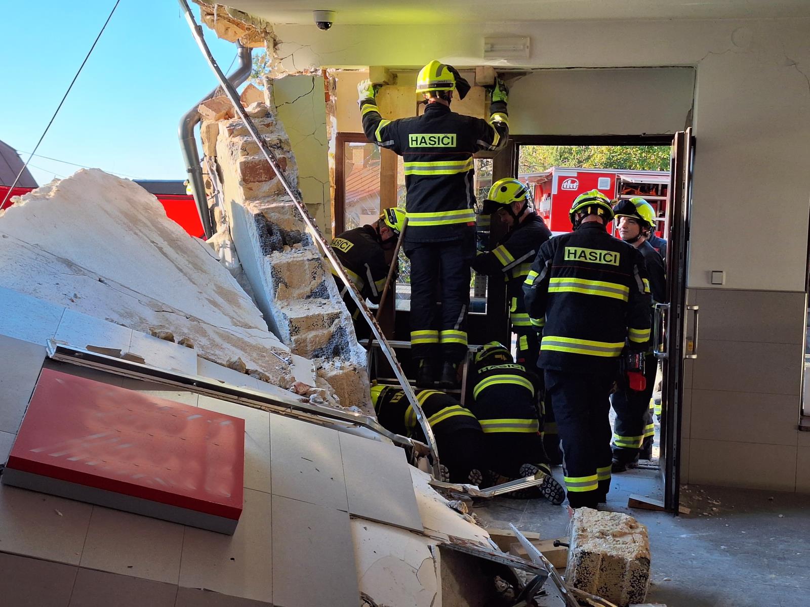 Mimořádná událost z neděle 21. září. Dopravní nehoda v Horní Branné, Valteřicích na Semilsku, kde hasiči před vyprošťováním museli objekt staticky stabilizovat