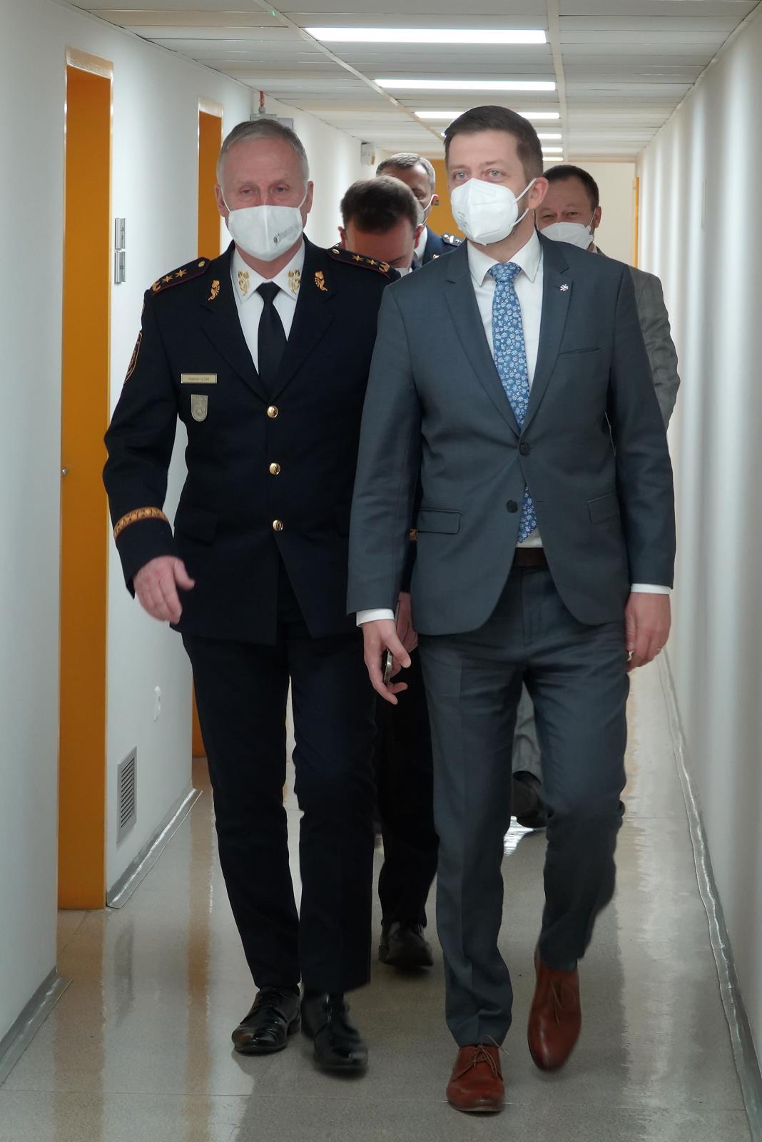 Ministr vnitra Vít Rakušan s generálním ředitelem HZS ČR při návštěvě MV-GŘ HZS ČR (2).JPG