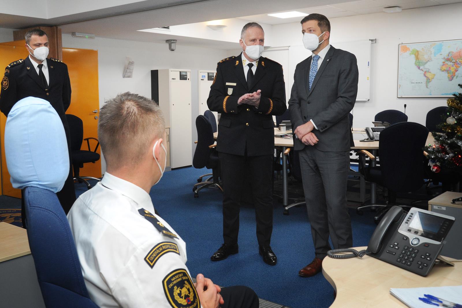 Ministr vnitra si ve společnosti generálního ředitele HZS ČR prohlíží pracoviště OPIS (2).JPG