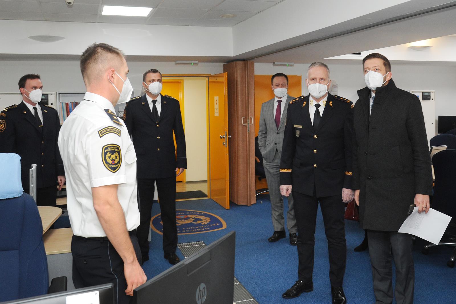 Ministr vnitra si ve společnosti generálního ředitele HZS ČR prohlíží pracoviště OPIS.JPG