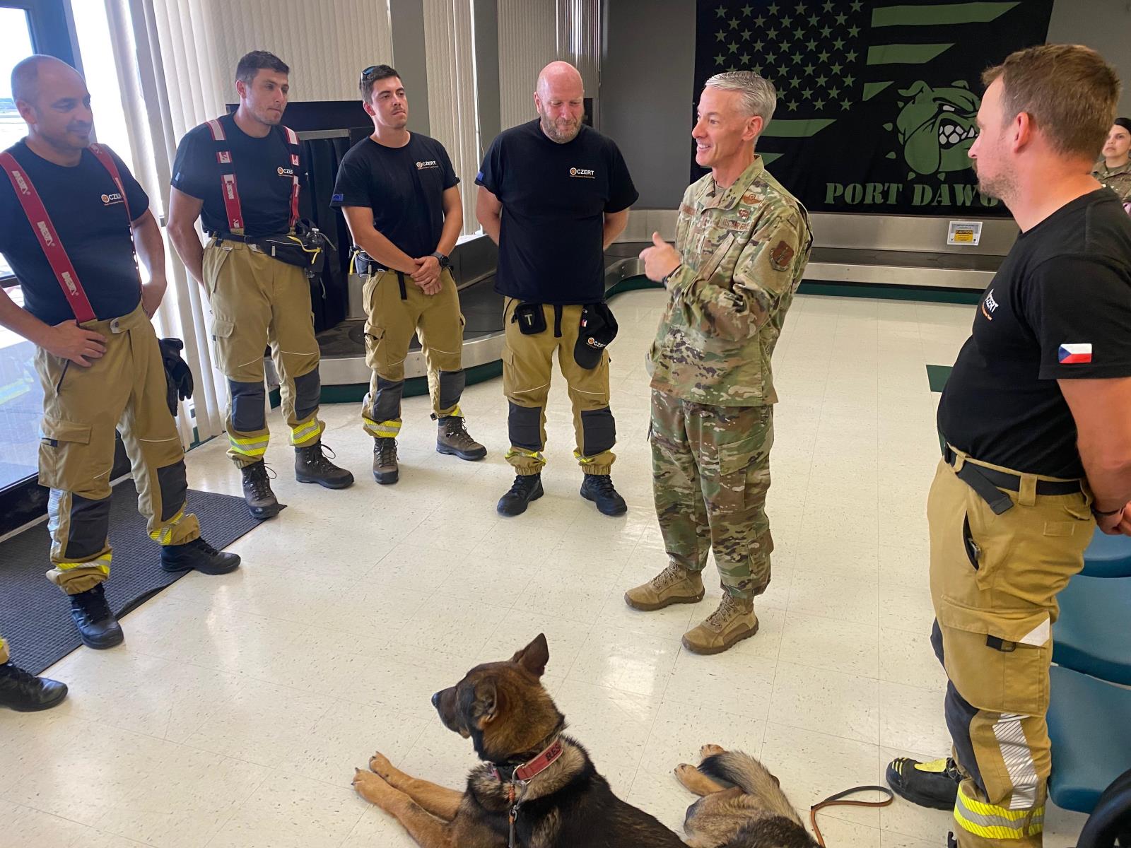 Mise týmu českých hasičů v Texasu končí, v ČR přistanou ve středu ráno